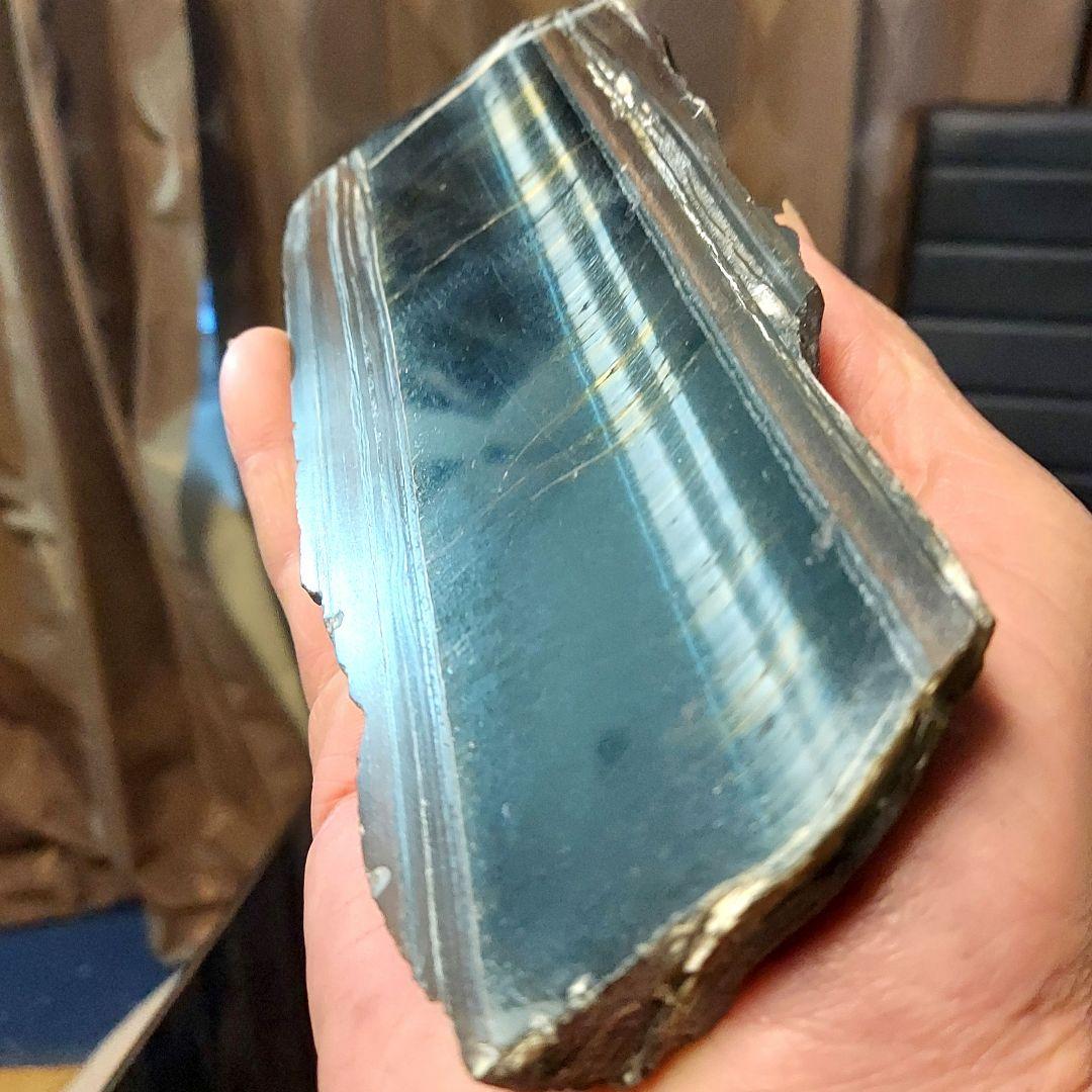 超大きな見事なシラーが浮かぶ青虎黄虎ミックスタイガーアイ原石1面磨き 172