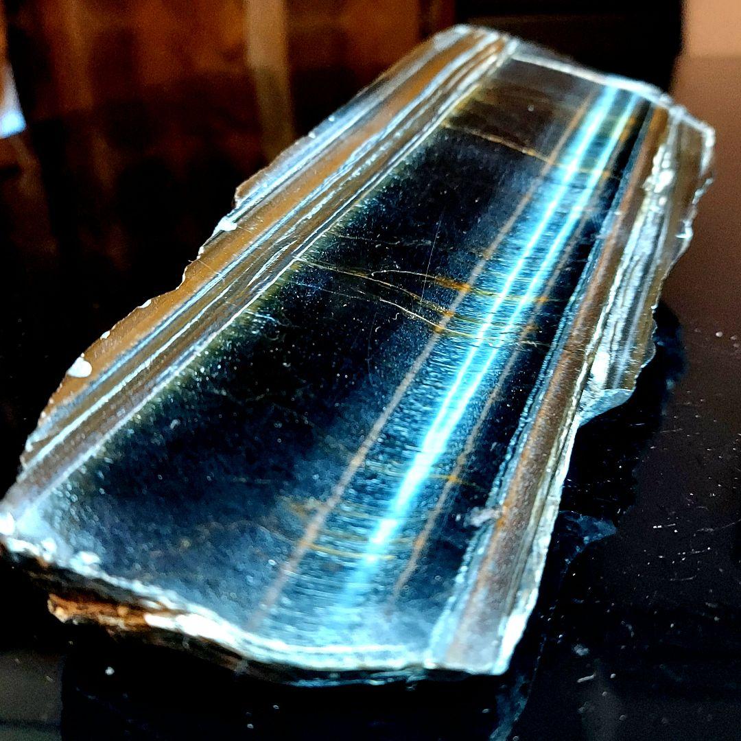 超大きな見事なシラーが浮かぶ青虎黄虎ミックスタイガーアイ原石1面磨き 172