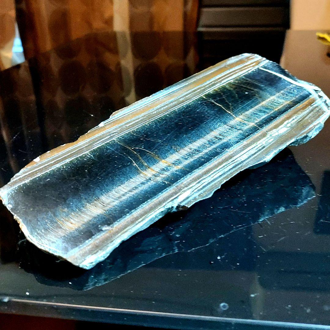 超大きな見事なシラーが浮かぶ青虎黄虎ミックスタイガーアイ原石1面磨き 172