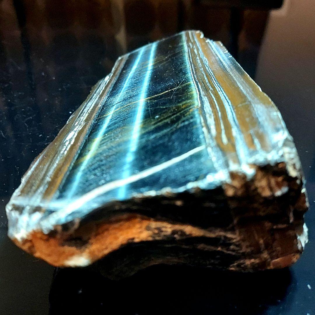 超大きな見事なシラーが浮かぶ青虎黄虎ミックスタイガーアイ原石1面磨き 172