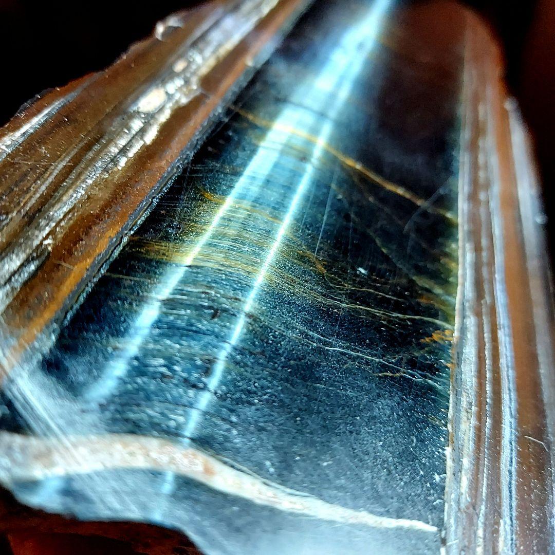 超大きな見事なシラーが浮かぶ青虎黄虎ミックスタイガーアイ原石1面磨き 172