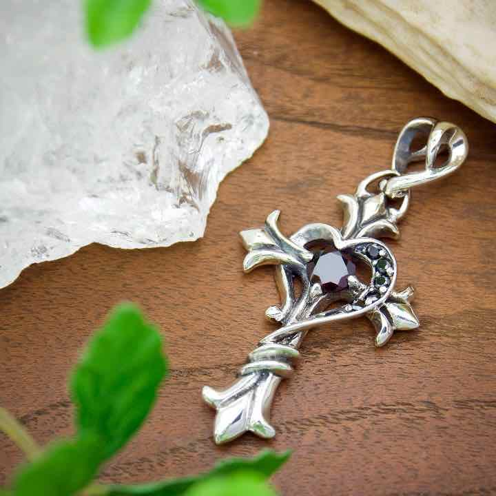 シルバー・ペンダントトップ　~ ハート＆クロス ~