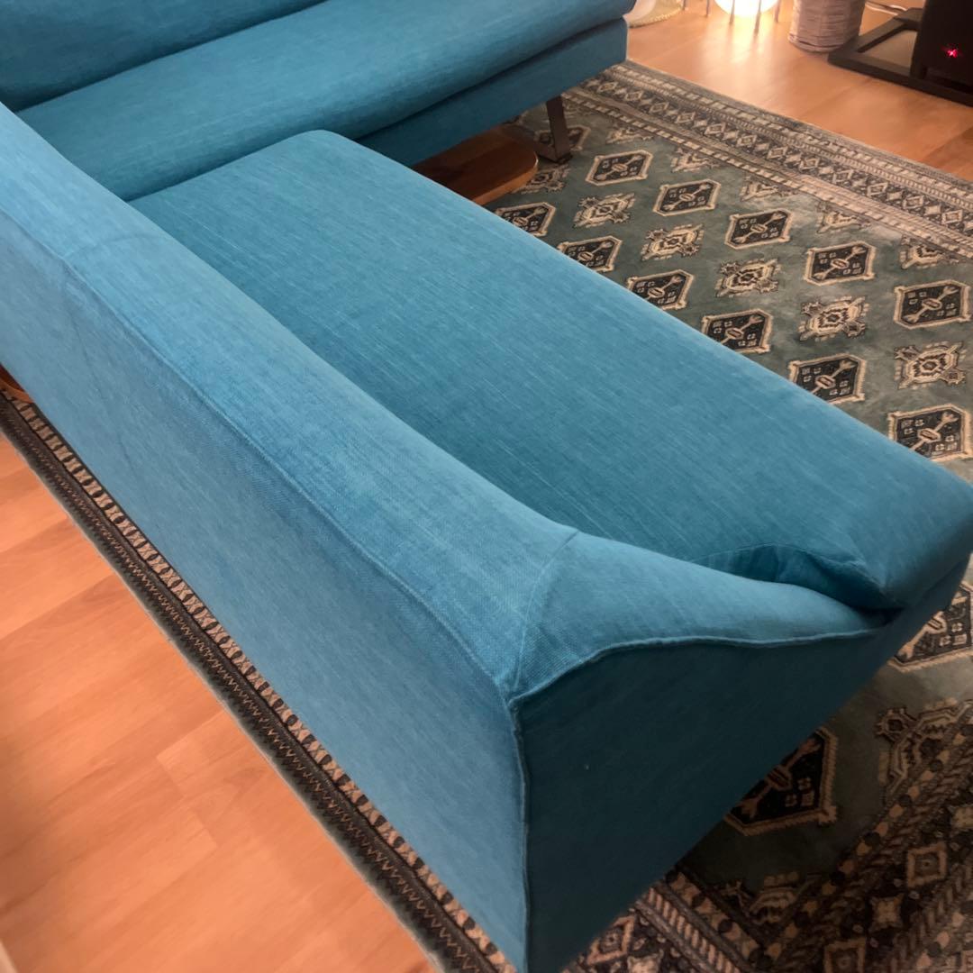 青いコーナーソファ モダンデザイン