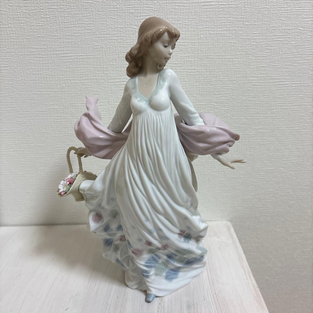 リヤドロ LLADRO 「春の輝き」新品！　　　　　　　元箱付き！