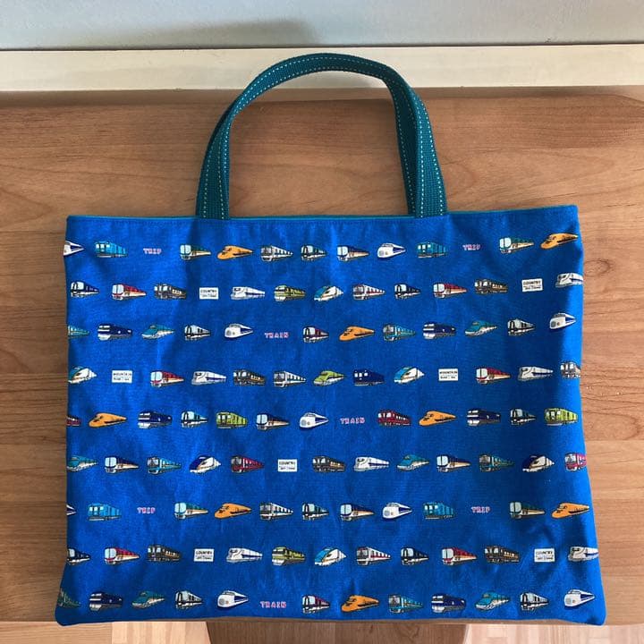 レッスンバッグ、上履き入れ、巾着袋(大・中・小)のセットです。