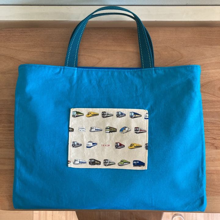 レッスンバッグ、上履き入れ、巾着袋(大・中・小)のセットです。