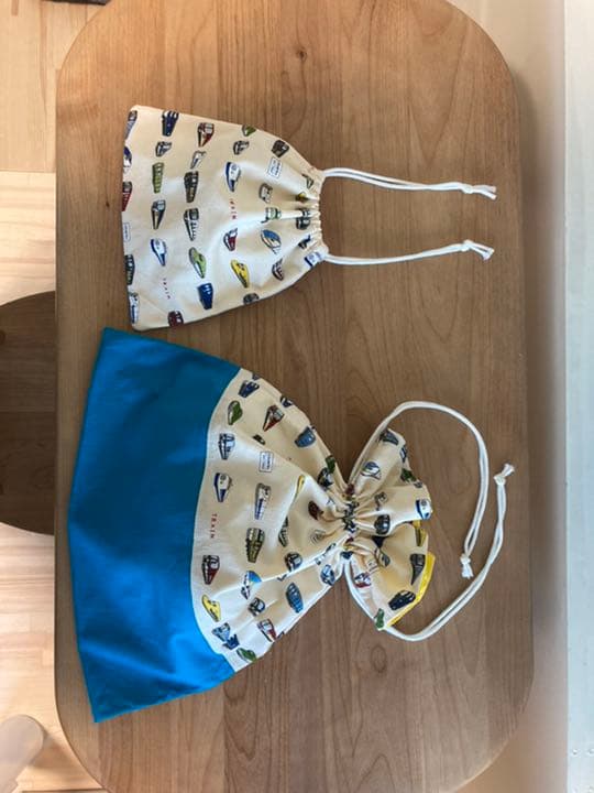 レッスンバッグ、上履き入れ、巾着袋(大・中・小)のセットです。