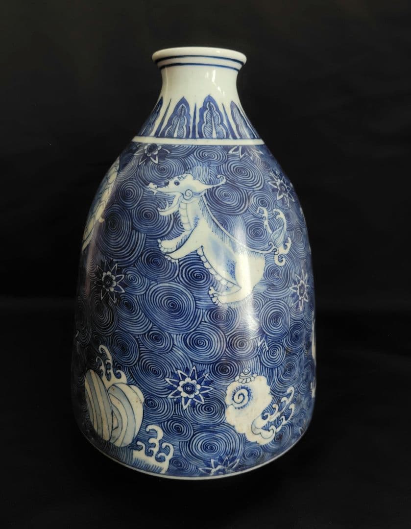 雅雨堂製　染付　壺『神獣・珍獣』高さ約30cm　渦巻文様　花入　花瓶