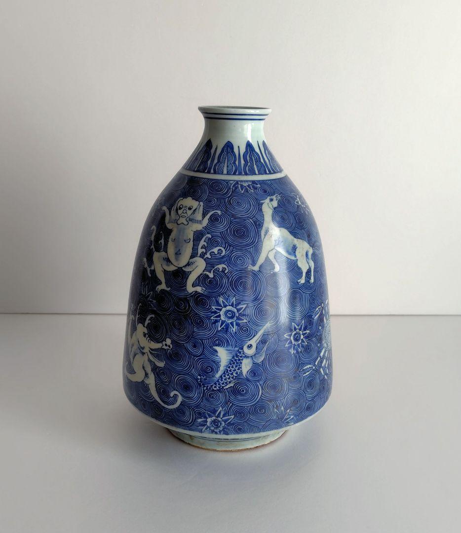 雅雨堂製　染付　壺『神獣・珍獣』高さ約30cm　渦巻文様　花入　花瓶