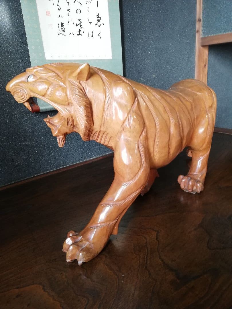 木彫りの虎 一本木 トラ 寅 彫刻 寅年 置物 木像 一刀彫 オブジェ 干支