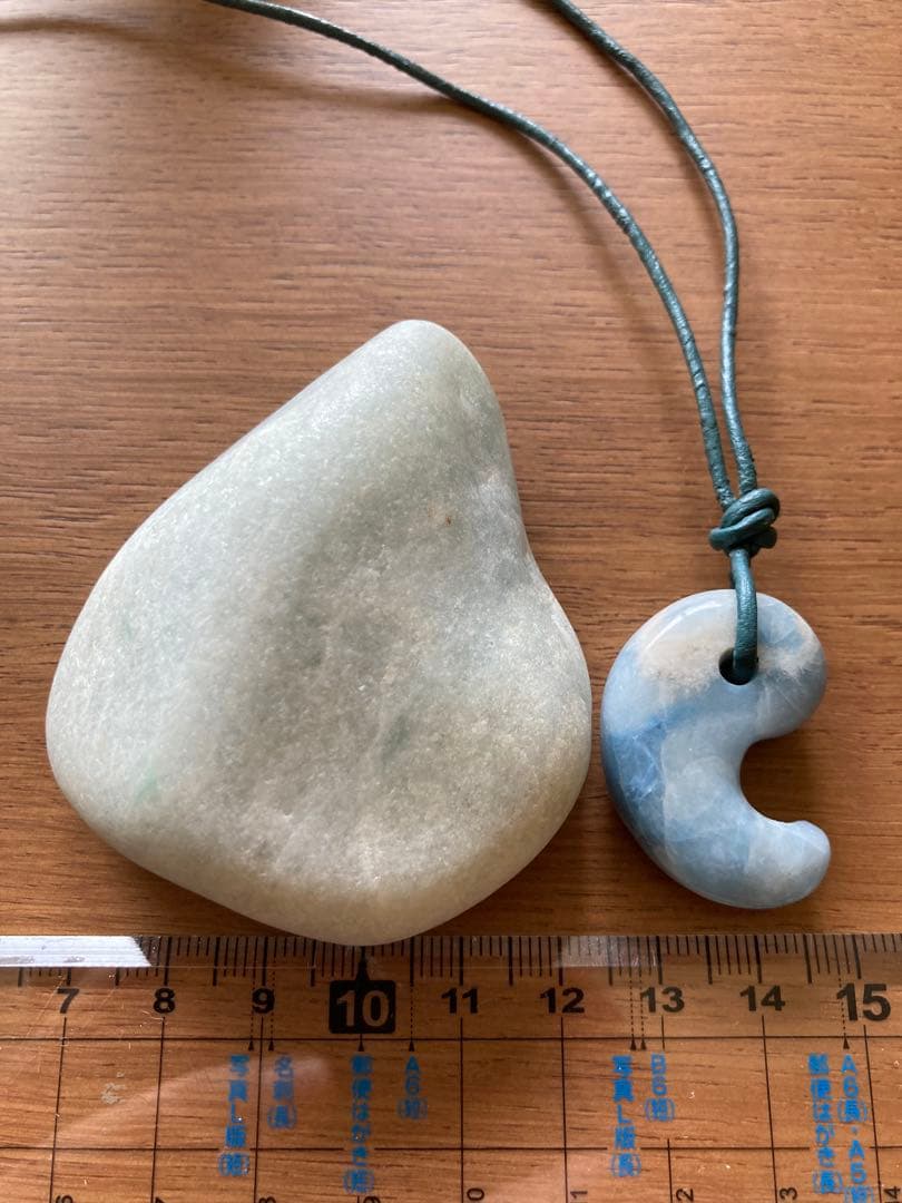 コン沢翡翠　勾玉　糸魚川翡翠　原石もセット