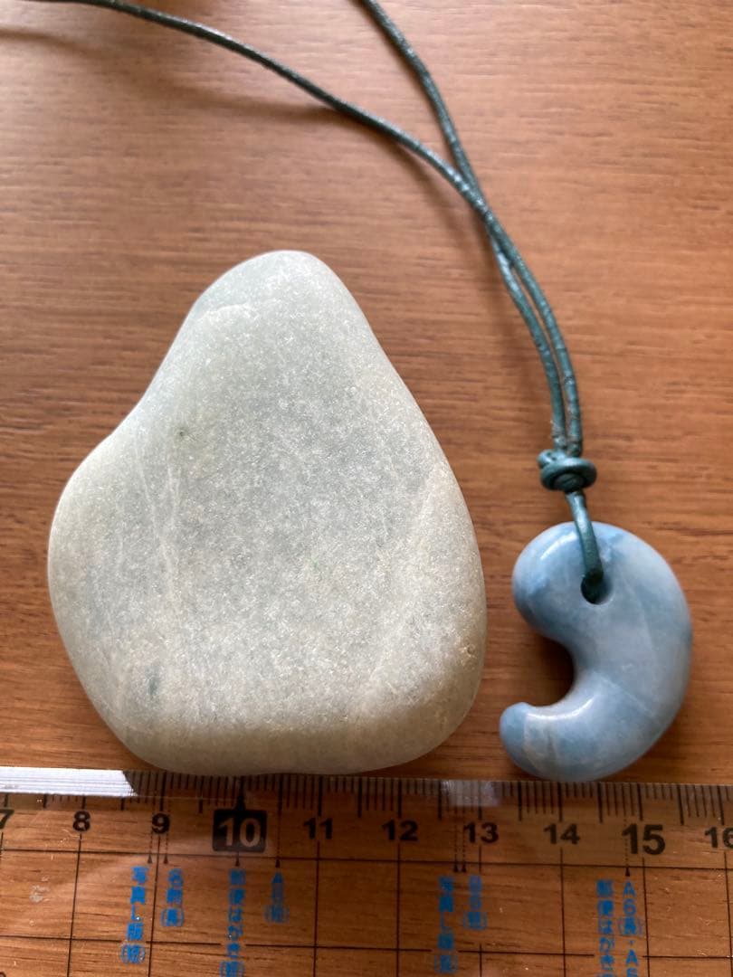 コン沢翡翠　勾玉　糸魚川翡翠　原石もセット