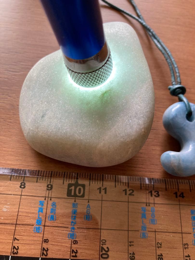 コン沢翡翠　勾玉　糸魚川翡翠　原石もセット