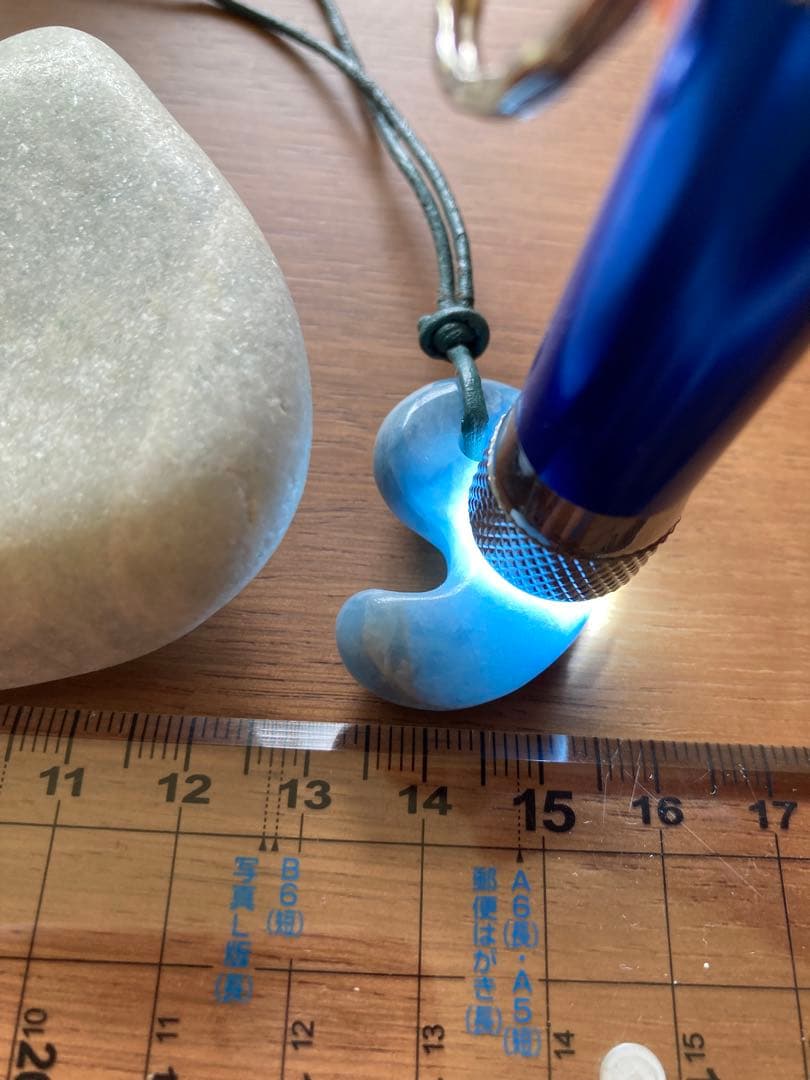 コン沢翡翠　勾玉　糸魚川翡翠　原石もセット