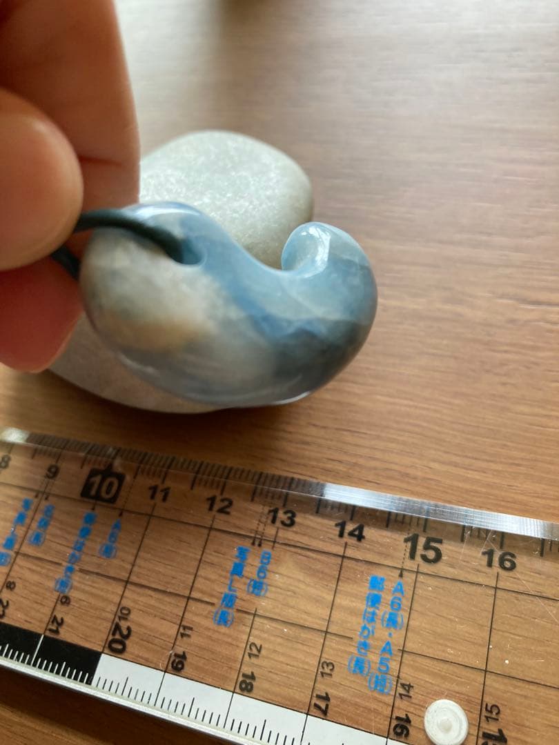 コン沢翡翠　勾玉　糸魚川翡翠　原石もセット