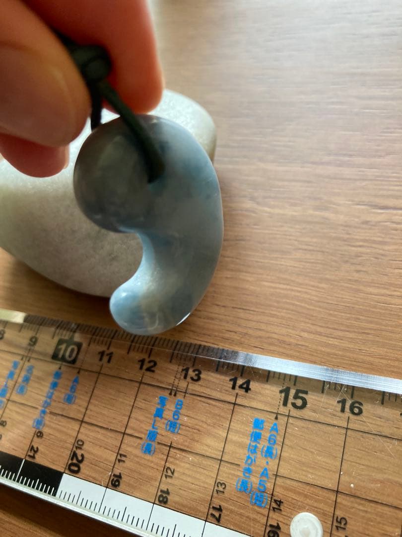 コン沢翡翠　勾玉　糸魚川翡翠　原石もセット