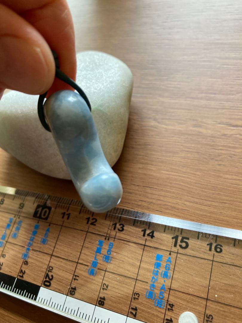 コン沢翡翠　勾玉　糸魚川翡翠　原石もセット