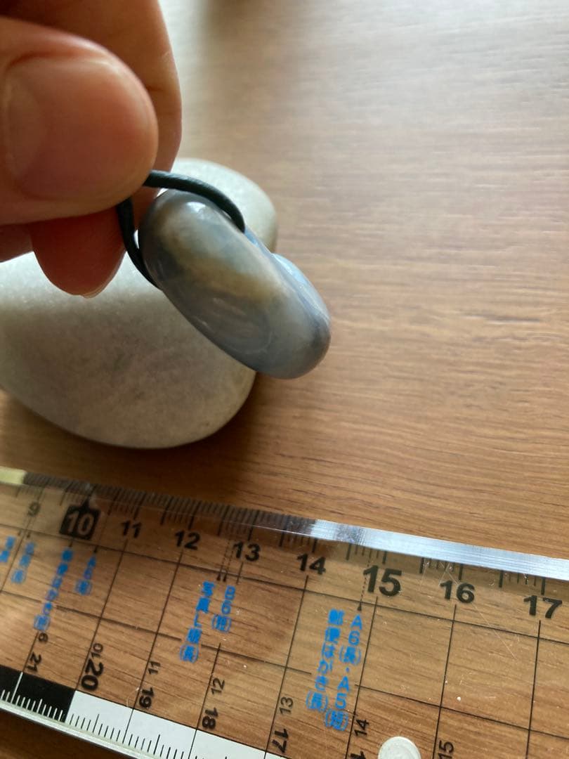 コン沢翡翠　勾玉　糸魚川翡翠　原石もセット