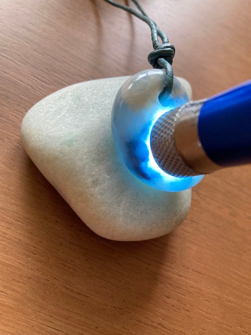 コン沢翡翠　勾玉　糸魚川翡翠　原石もセット