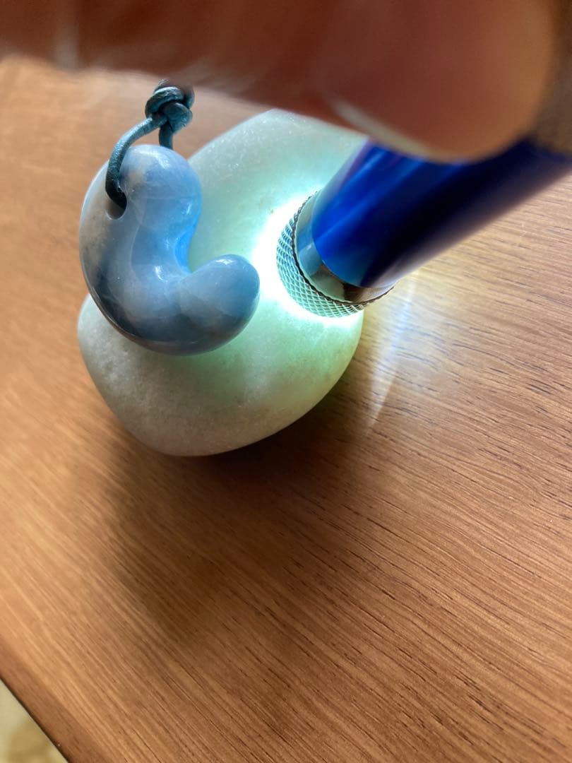 コン沢翡翠　勾玉　糸魚川翡翠　原石もセット