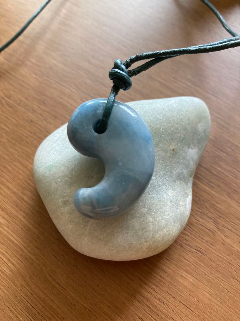 コン沢翡翠　勾玉　糸魚川翡翠　原石もセット