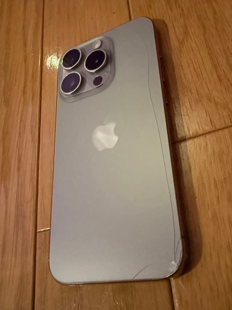 Apple iPhone 15 Pro シルバー 本体 背面割れ