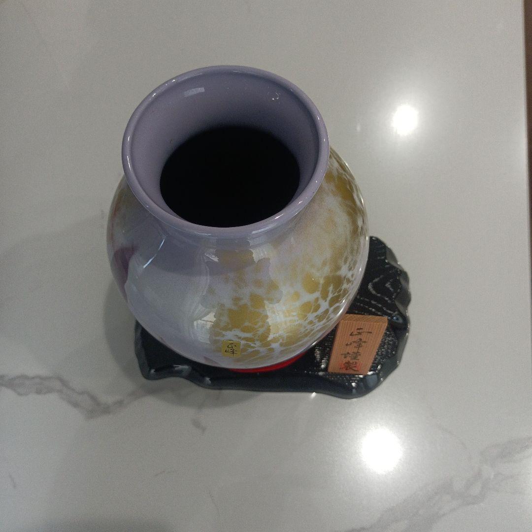 紫色と金色の陶器花瓶