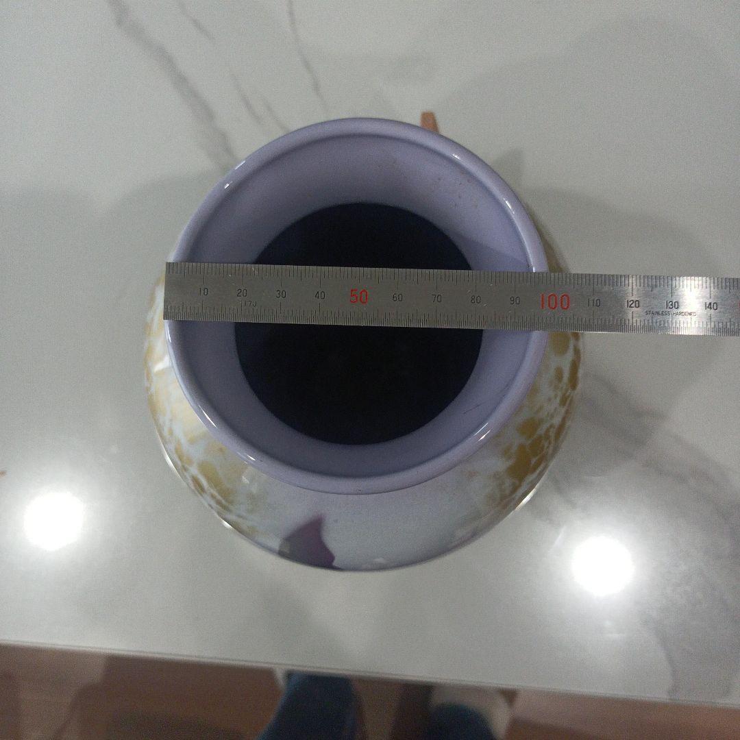 紫色と金色の陶器花瓶