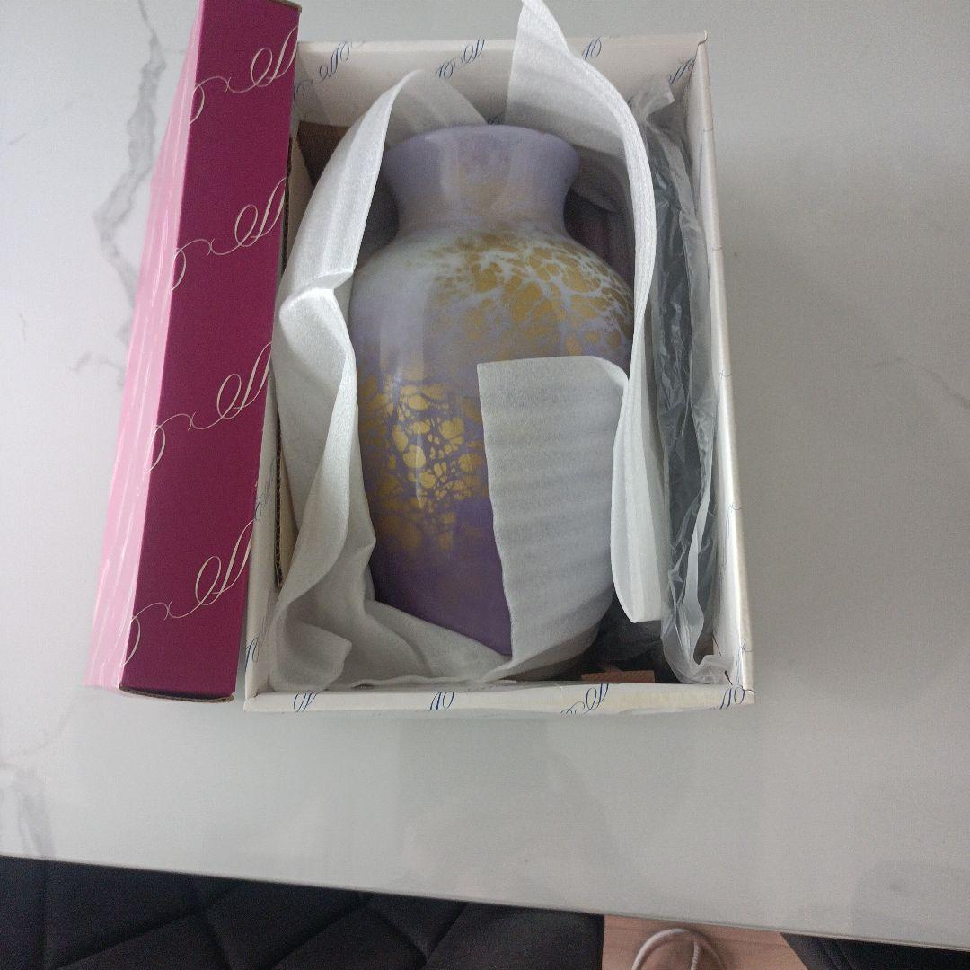 紫色と金色の陶器花瓶