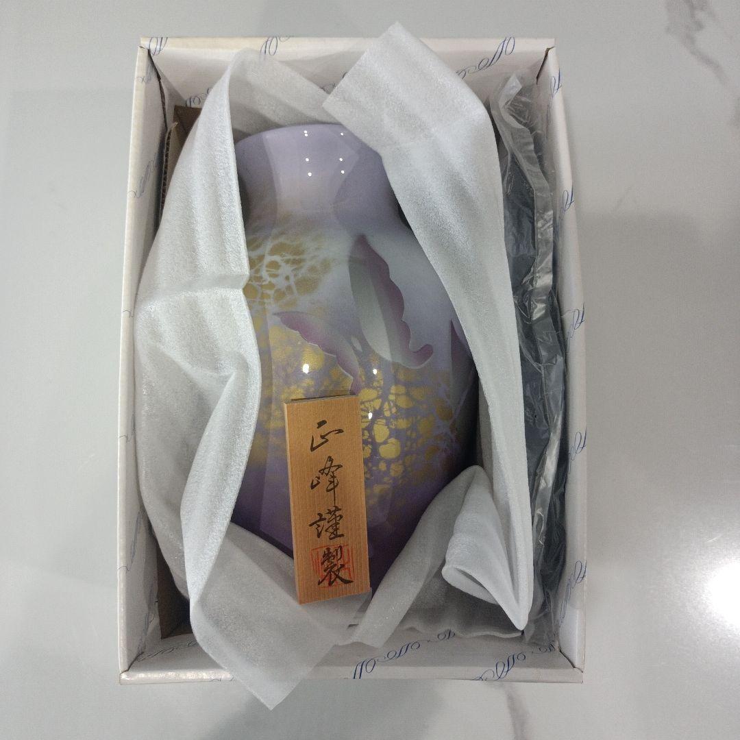 紫色と金色の陶器花瓶