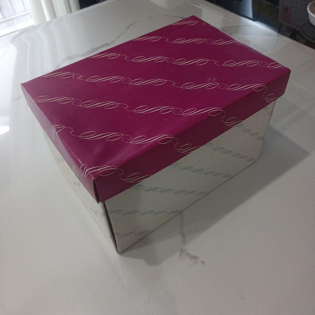 紫色と金色の陶器花瓶