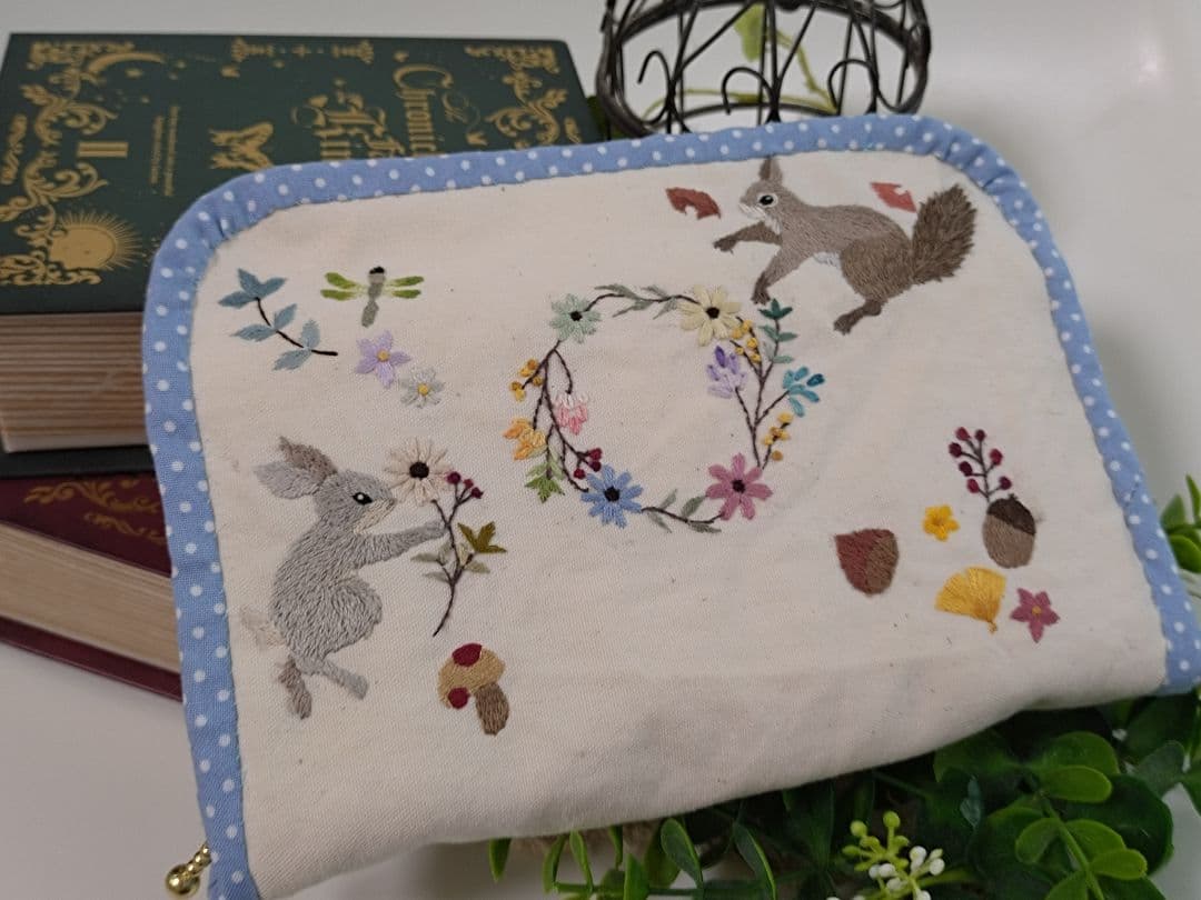 アリスワンダーランドの通帳ケースと草花と野鳥の通帳ケース