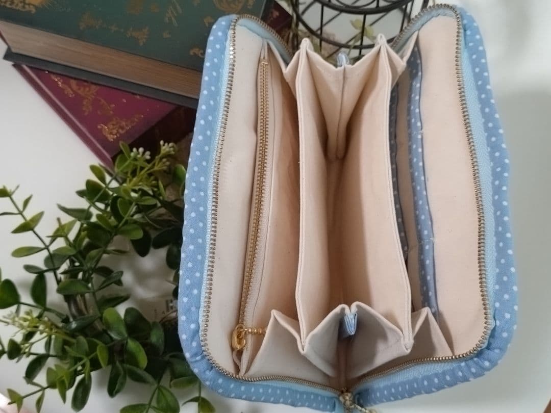 アリスワンダーランドの通帳ケースと草花と野鳥の通帳ケース