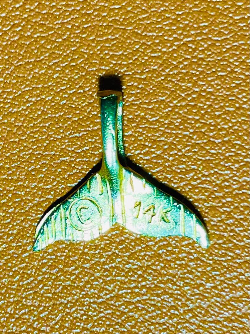 ハワイ入手　14金刻印　ネックレストップ　ドルフィンテイル　手彫りデザイン