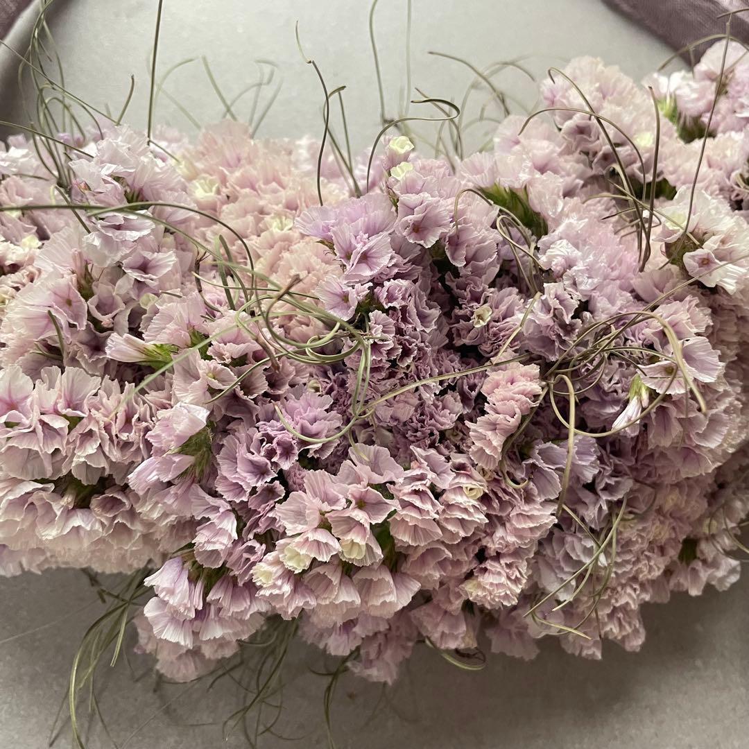 2.スターチスリボンリース