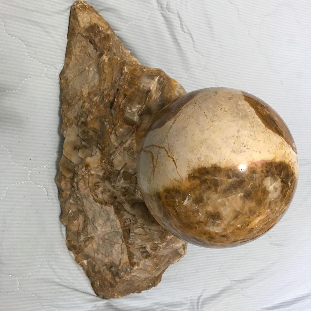 開運丸型石と台座置き石