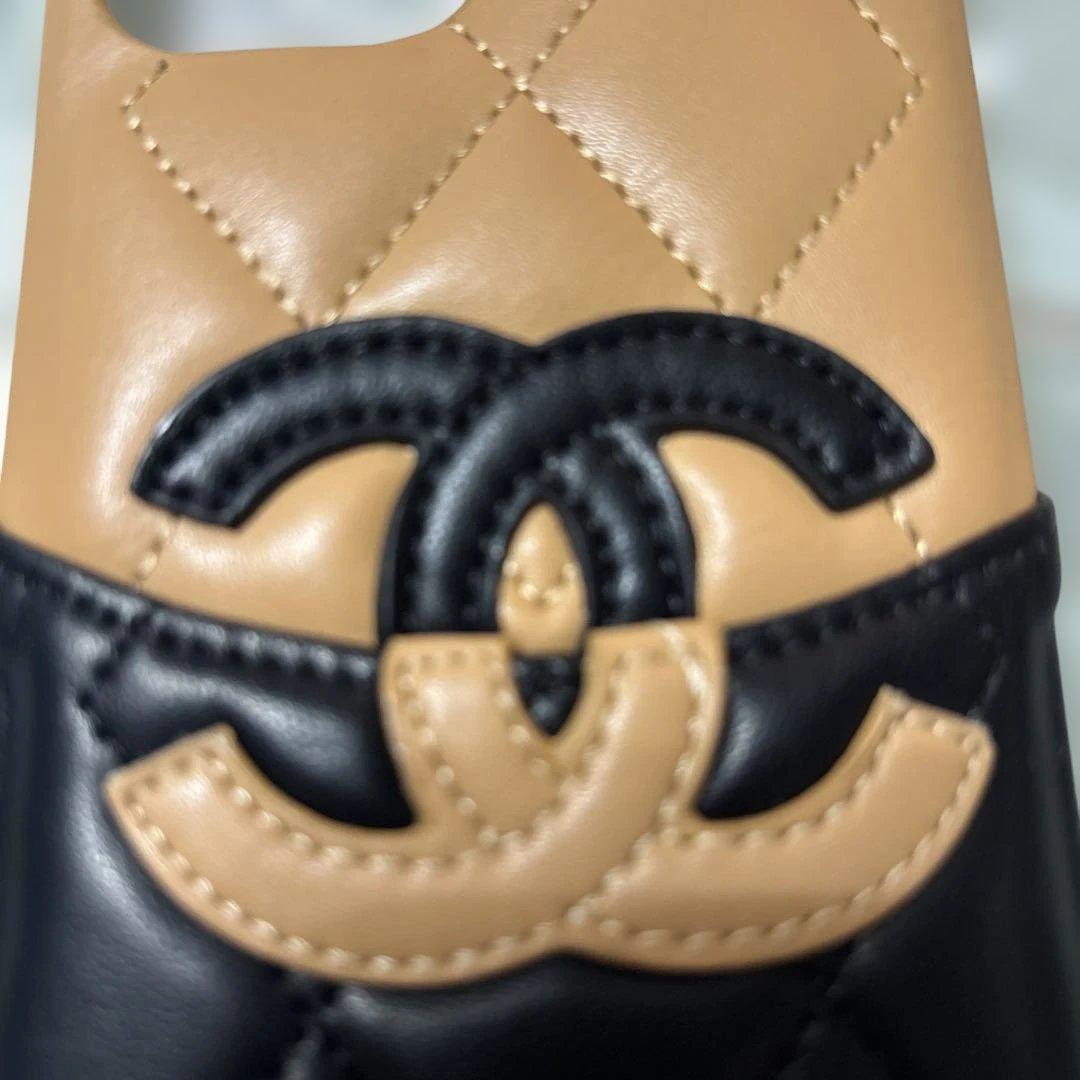 CHANEL キルティング iPhone14Plus ケース ベージュ・ブラック