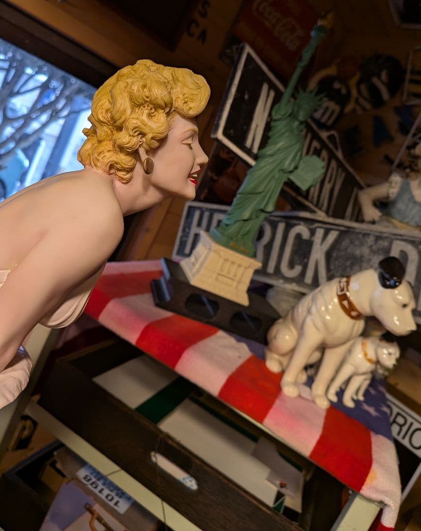 アメリカ巨大マリリンモンロー像8メートル　18分の1レプリカ　レジン製フィギュア