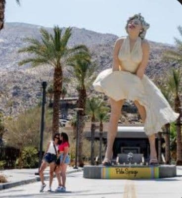 アメリカ巨大マリリンモンロー像8メートル　18分の1レプリカ　レジン製フィギュア