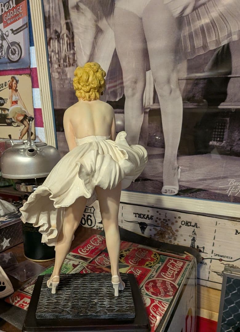 アメリカ巨大マリリンモンロー像8メートル　18分の1レプリカ　レジン製フィギュア