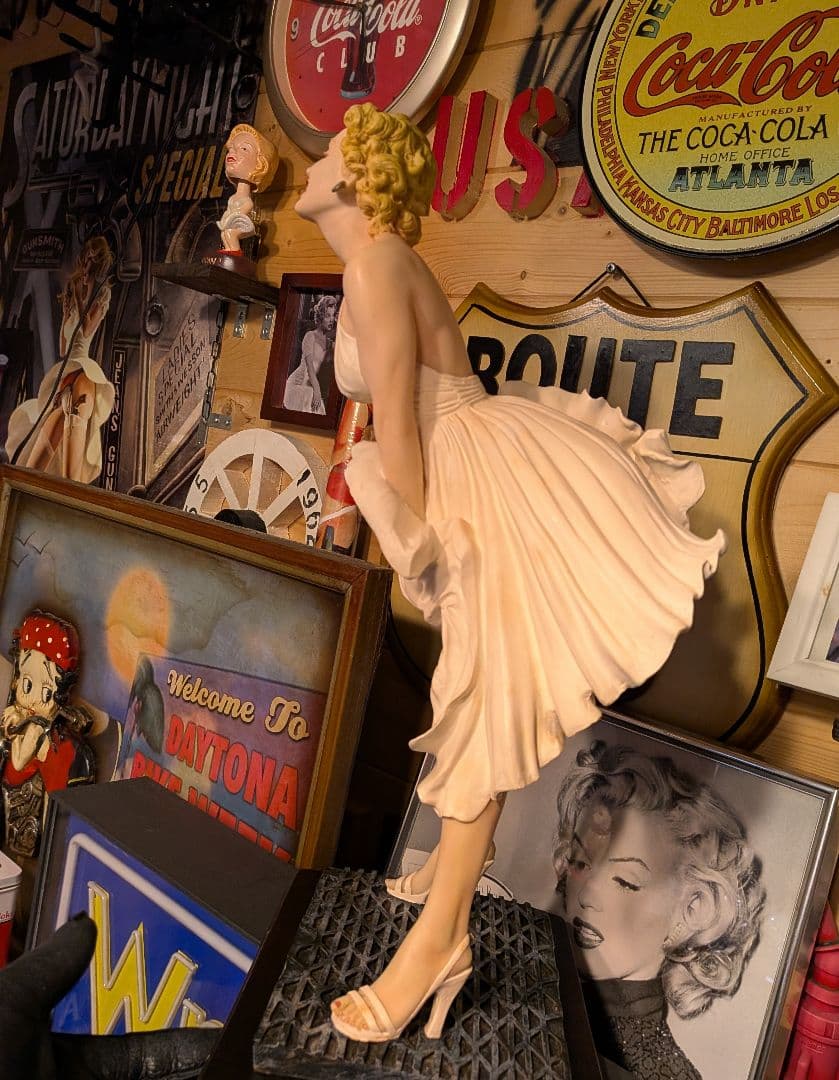 アメリカ巨大マリリンモンロー像8メートル　18分の1レプリカ　レジン製フィギュア