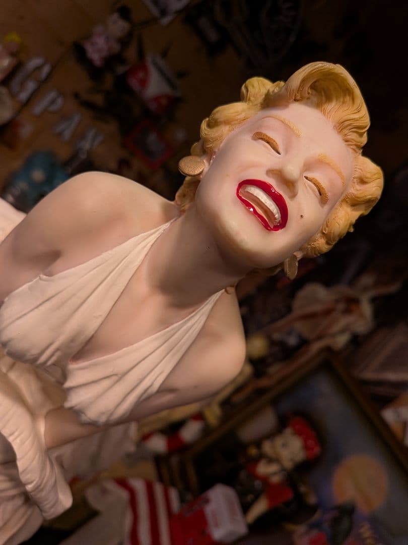 アメリカ巨大マリリンモンロー像8メートル　18分の1レプリカ　レジン製フィギュア