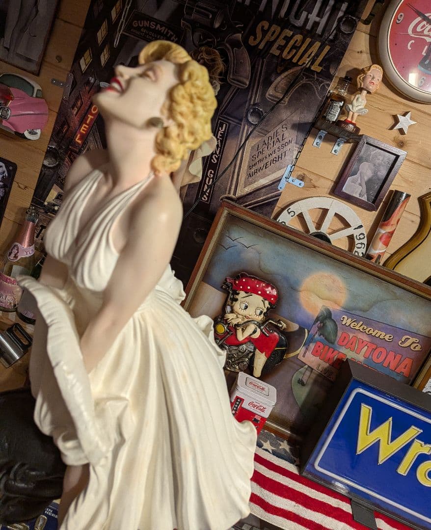 アメリカ巨大マリリンモンロー像8メートル　18分の1レプリカ　レジン製フィギュア