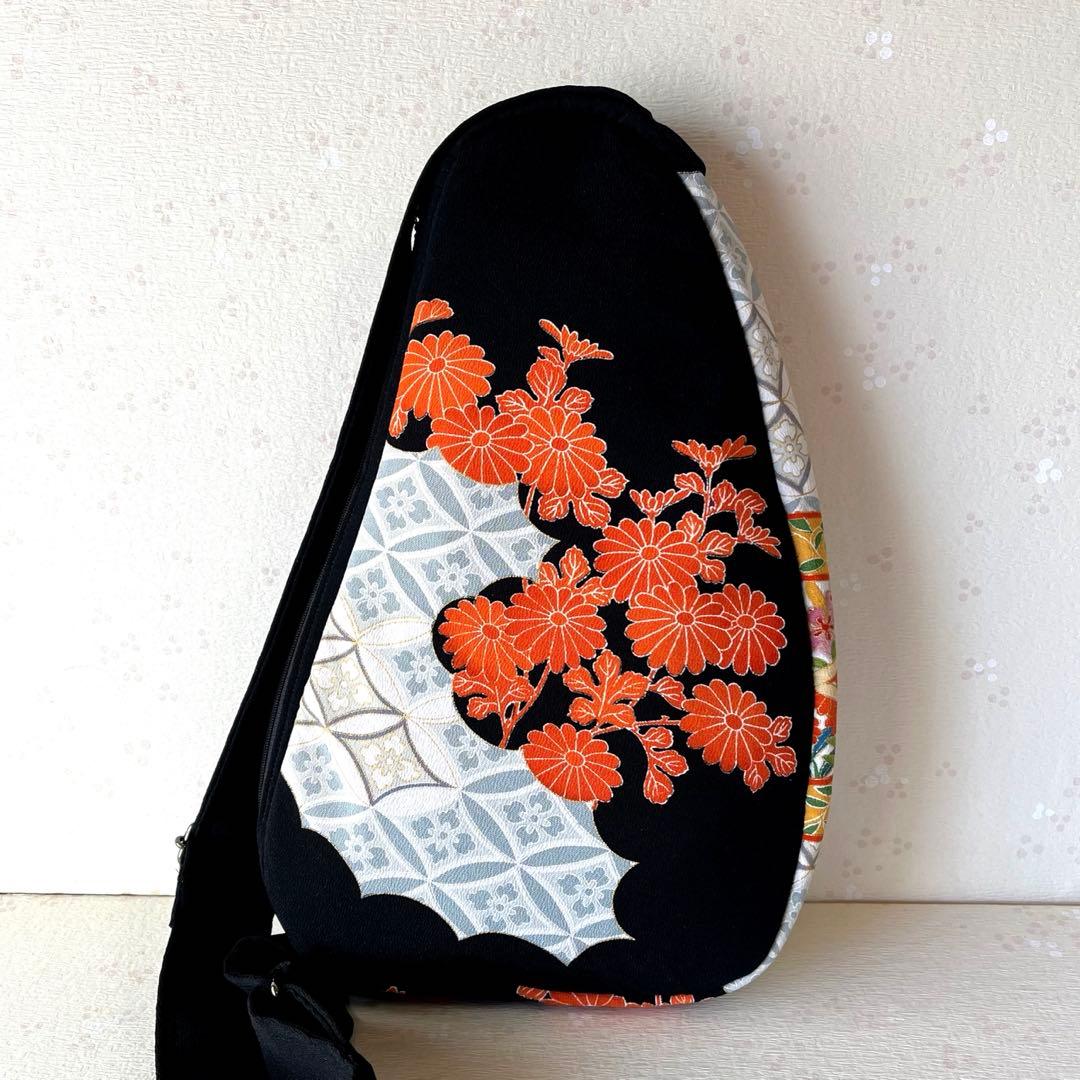 着物リメイク＊ボディバック・ビーンズ型＊黒留袖 花鳥 刺繍