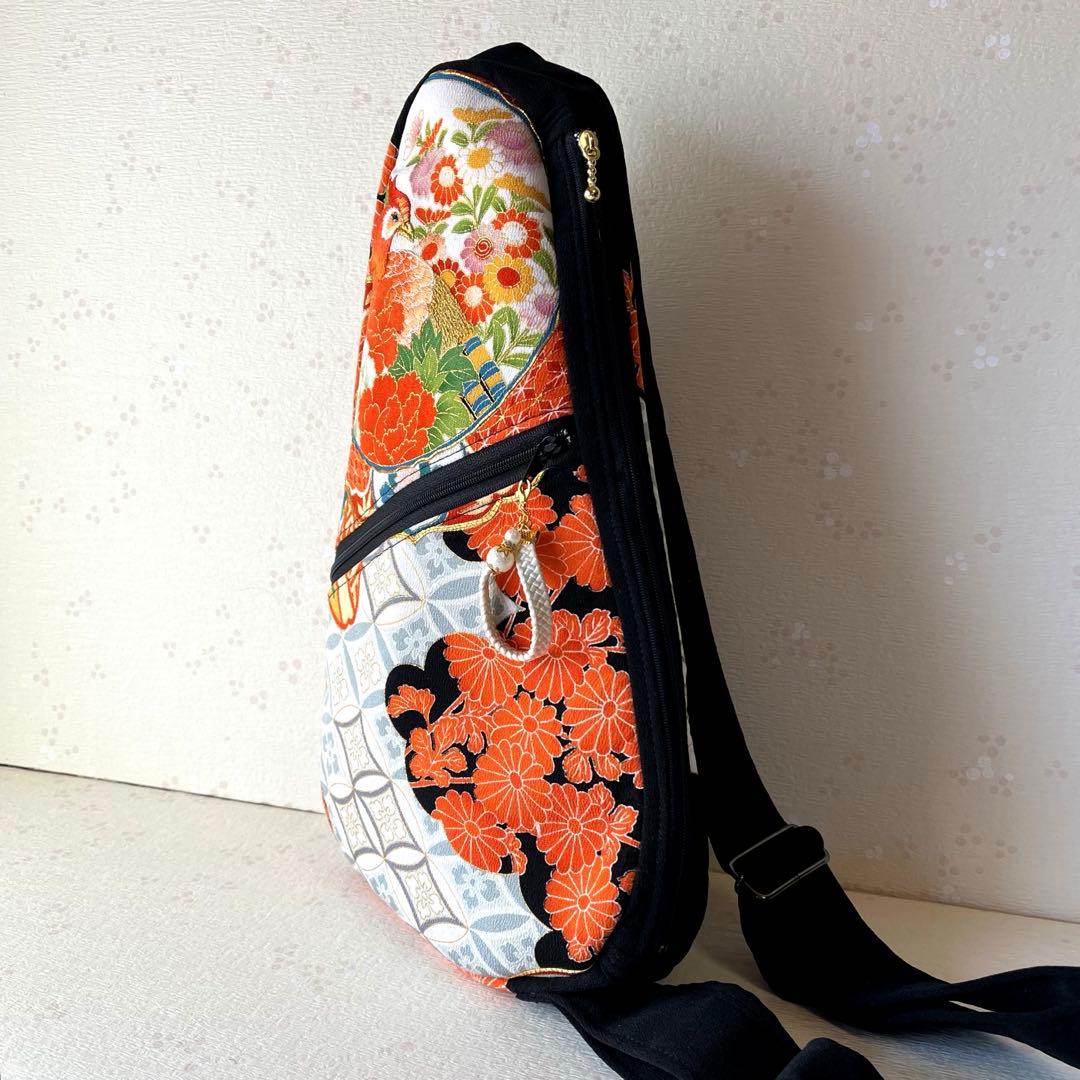 着物リメイク＊ボディバック・ビーンズ型＊黒留袖 花鳥 刺繍