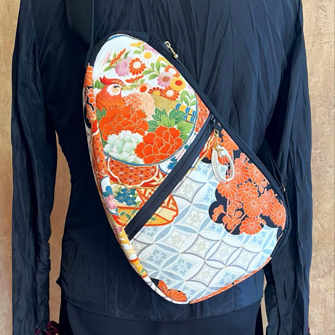 着物リメイク＊ボディバック・ビーンズ型＊黒留袖 花鳥 刺繍