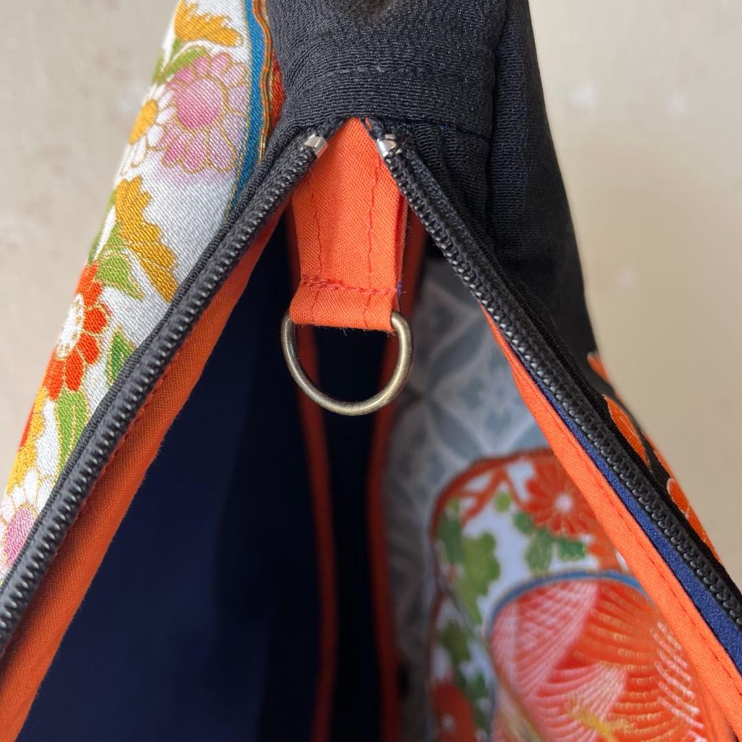 着物リメイク＊ボディバック・ビーンズ型＊黒留袖 花鳥 刺繍