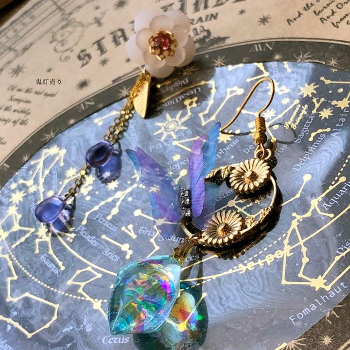 桜とブルーダイヤモンド鉱石レジンとシフォン蝶 色変化雫付きのピアス イヤリング