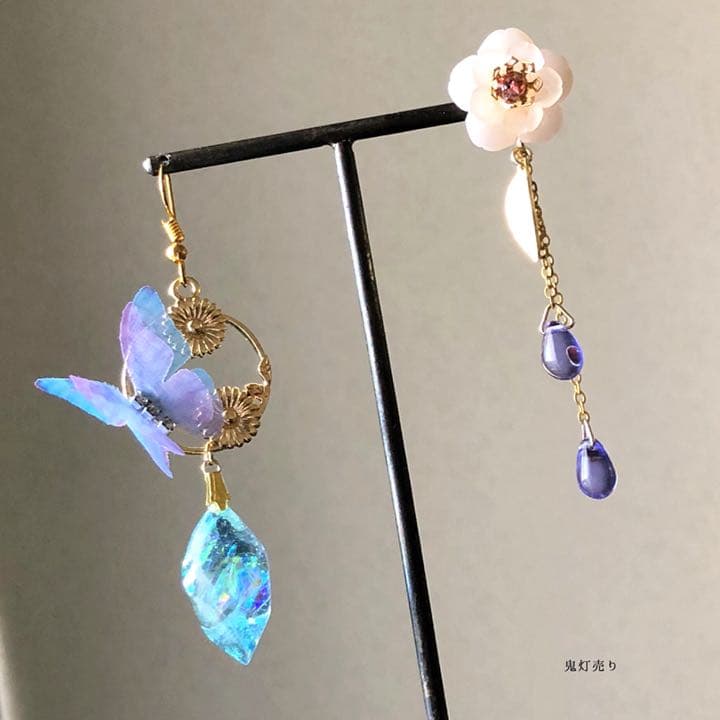 桜とブルーダイヤモンド鉱石レジンとシフォン蝶 色変化雫付きのピアス イヤリング