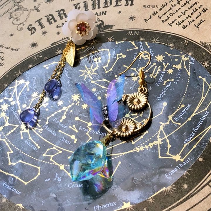 桜とブルーダイヤモンド鉱石レジンとシフォン蝶 色変化雫付きのピアス イヤリング